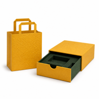 Boîte cadeau magnétique jaune moutarde personnalisée avec insert en éponge vert forêt gaufré en arc et encoche demi-lune
