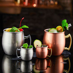 Juego de tazas Moscow Mule que incluye tazas de 18 oz y vasos de chupito de acero inoxidable plateado y cobre con asas, artículos de bar. - Product Image 1