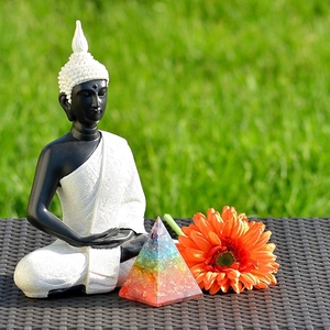 Pirámide de Orgón Arcoíris, Siete Chakras, Piedras Preciosas Talladas y Grabadas, Cristal Artesanal, Decoración para Meditación, Yoga y Feng Shui - Product Image 4
