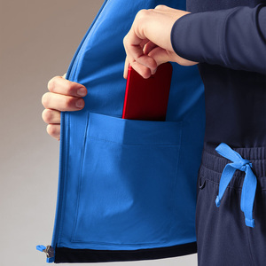 Chaqueta Sanitaria Azul Marino para Mujer con Cremallera y Bolsillos, Diseño para Uso Hospitalario, Tejido de Poliéster de Punto, Detección de Agujas - Product Image 5
