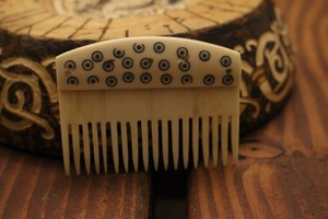 Peine de Hueso Viking 100% NATURAL Clásico, Peine de Hueso Natural Hecho a Mano, Peine para Masaje Capilar y Raspado - Product Image 2