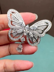 Collier Pendentif Papillon en Diamant de 10 carats Apricot Jewels, Diamant de Laboratoire, Forme Poire, Or Blanc 14K, Certifié IGI, Luxe Classique - Product Image 3