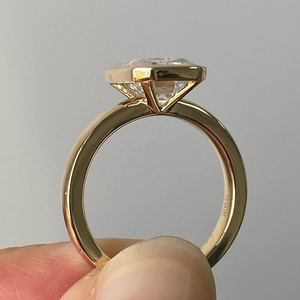 Anillo de Moissanita con Corte Esmeralda de Calidad Premium, Chapado en Oro, Joyería Fina de Lujo para Compromiso, Boda, Celebración, Ocasión Especial - Product Image 4