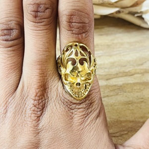 Bague Tête de Mort Tendance et Élégante, Bijou Gothique en Laiton pour Homme, Plaqué Or 18 carats, Motif Flamme Filigranée, Style Punk Biker, Pour Vente en Gros/OEM/ODM - Product Image 4
