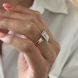 Bague de fiançailles et de mariage Art Déco unique en or jaune 18 carats avec diamant de laboratoire taille émeraude serti clos, certifié IGI, style tendance pour - Product Image 5