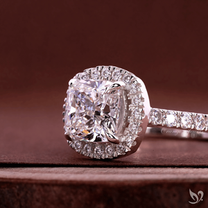 Anillo de compromiso de oro blanco de 10K con halo de diamantes cultivados en laboratorio de corte cojín de 2 quilates, certificado IGI, y banda pavé. - Product Image 2
