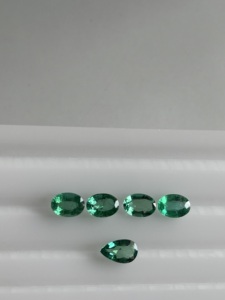 Émeraudes naturelles ovales, pierres précieuses taillées en poire, émeraudes ovales 7x5 MM, émeraudes en poire 8x5 MM, vertes brillantes non traitées, émeraudes de qualité supérieure – Lot de 5 pièces - Product Image 1