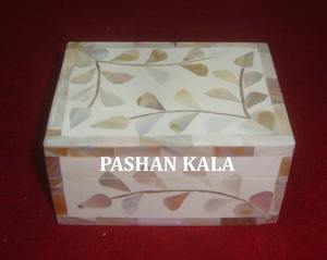 Hermosas Cajas de Madera Hechas a Mano con Forma Rectangular, de la Mejor Calidad y Pieza Única, con Incrustaciones de Nácar, para Empacar Frutos Secos - Product Image 2