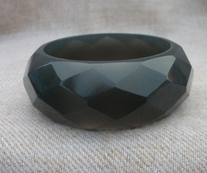 Bracelet en résine antique gravé à la main – Bracelets vintage sculptés à la main à motifs géométriques, bijoux de luxe tendance, vente en gros - Product Image 2