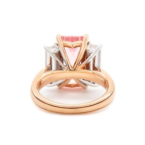 Bague cocktail de luxe en or 14 carats avec saphir rose de laboratoire taille émeraude 13x7mm certifié IGI, trois pierres baguette - Product Image 6