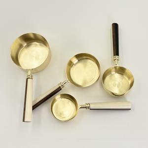 Artículo Listo para Enviar: Tazas Medidoras de Acero Inoxidable con Acabado en Color Dorado y Asa de Resina Blanca y Negra para Hogar, Hotel y Restaurante - Product Image 3