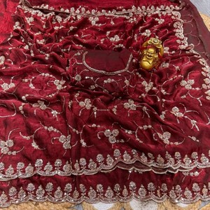 Sari de Seda Pura de Diseño VASTRA COTTAGE con Cuentas Doradas y Lentejuelas, Sari Festivo Brillante de Terciopelo para Bodas y Fiestas - Product Image 1