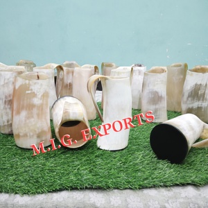 Mug authentique fait main en corne de vache viking, gobelet naturel en corne de bœuf pour bière, ale et hydromel. Écologique, vintage, médiéval. - Product Image 1