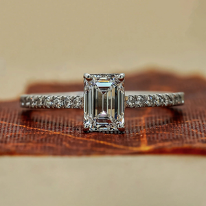 Bague de fiançailles taille émeraude pour femme, sertie de diamants pavés, à quatre griffes, bijoux de mariage, plaqué rhodium, pour soirée, fabriquée en argent 925 - Product Image 1