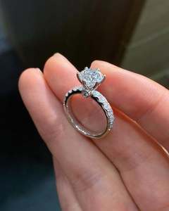 Bague en argent sterling 925 de luxe la plus demandée, sertie d'un moissanite taille émeraude, pour les cérémonies de mariage, disponible à un prix abordable - Product Image 1