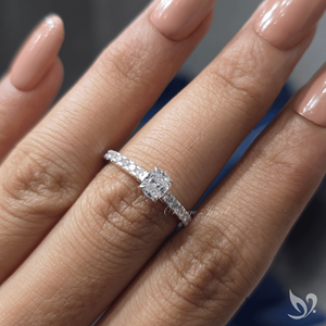 Anillo de compromiso con diamante cultivado en laboratorio de 0.5 quilates, corte cojín alargado, certificado IGI, con banda pavé tipo catedral, oro blanco de 10K. - Product Image 4