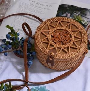Sac fourre-tout décontracté en paille tressée, style boîte, vintage, rond, avec bandoulière en cuir PU, fermeture éclair et broderie - Product Image 2