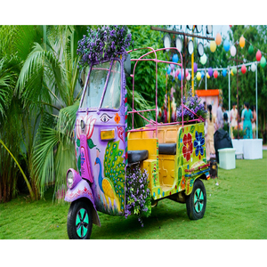 Tuk-tuk de luxe pour mariage punjabi, décoration colorée pour l'entrée des mariés, avec décorations florales et d'oiseaux paons pour la décoration de l'entrée de mariage. - Product Image 3