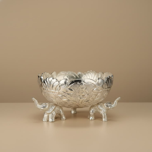 Cuenco de metal con incrustaciones florales intrincadas y patas en forma de elefante. Disponible a precios de mayorista para un toque de encanto tradicional. - Product Image 1