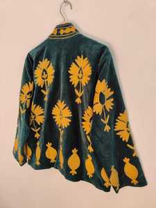 Chaqueta de Terciopelo Bordada a Mano con Motivo de Granada, Estilo Boho, Arte Popular Suzani, Hecha por Artesanos - Product Image 5