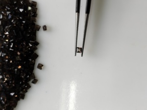 Cuarzo Ahumado Natural de 2.5MM, Corte Princesa Cuadrado, Gema Suelta de la Mejor Calidad para Joyería y Fabricación de Collares - Product Image 1