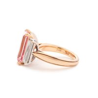 Bague cocktail de luxe en or 14 carats avec saphir rose de laboratoire taille émeraude 13x7mm certifié IGI, trois pierres baguette