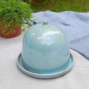 Recipiente para Mantequilla Artesanal con Tapa de Cristal y Plato para Servir, Diseño Elegante con Perilla de Agarre Suave, Solución para Guardar Mantequilla en la Cocina - Product Image 1