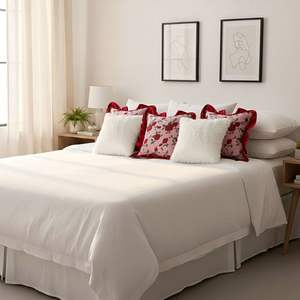 Set di 5 Federe Eleganti SOGA con Motivo Floreale Rosa Bordeaux, Volant Bordeaux e Coperture Texturizzate Bianche - Product Image 5