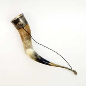 Cuerno Vikingo Decorativo para Beber con Soporte de Madera, Acabado Natural, Hecho a Mano, Regalo para el Hogar, Bar y Fiestas - Product Image 1