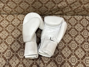 Gants de boxe Muay Thai blancs de qualité supérieure, en cuir de vache véritable, équipement de combat, design et logo personnalisés, légers - Product Image 6