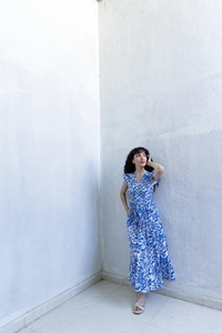 Vestido MIDI de algodón puro ajustado y acampanado con mangas extendidas y cuello en V estampado floral - Product Image 5