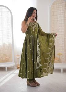 Ensemble Kurta et pantalon traditionnel indien pakistanais vert pour femme avec dupatta, coupe ample longue jusqu'au sol, tenue de mariage - Product Image 2