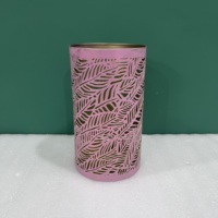 Porte-bougie cylindrique en fer rose au design artisanal avec motif de feuilles gravé pour la décoration de la maison