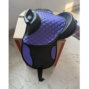 Silla de Montar Miniatura de PVC Sintético Morado de Alta Calidad, Tipo Inglés, con Cincha, Estribo y Almohadilla para Niños, de Plástico - Product Image 1