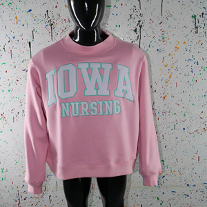 Sudadera IOWA Nursing Baby Pink con cuello alto, 100% algodón, aplique blanco bordado, cuello ancho, hilos finos. - Product Image 1