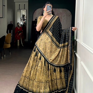 Ensemble Lehenga Kalamkari de créateur avec bordure en dentelle et dupatta à pompons - Product Image 2
