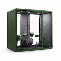 Pod de bureau moderne et créatif vert avec façade en verre, intérieur gris et espace de travail flexible pour musique ou studio