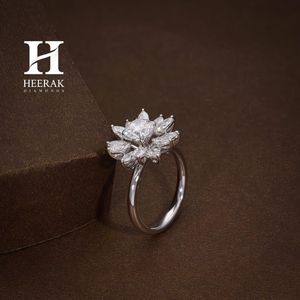 Bague de fiançailles de luxe en or blanc 14 carats avec diamants de laboratoire floraux effet soleil, sertie de diamants marquise et ronds brillants en grappe, pour mariage - Product Image 4