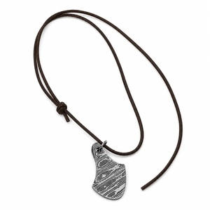 Collier pendentif moderne en acier Damas fait main avec motif texturé sur cordon marron – Cadeau promotionnel Saint-Valentin - Product Image 1
