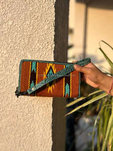 Nouvel arrivage de pochettes à main en cuir de tissu aztèque occidental pour femmes sacs à main multicolores portefeuilles uniques à bracelet en cuir matelassé aztèque - Product Image 2