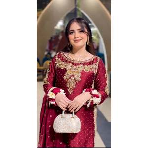 Robe de mariée tendance avec haut-bas et dupatta, broderie lourde et travail de séquence - Product Image 2