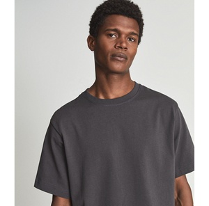 Camiseta con gráfico de color sólido para hombre Camiseta pesada ajustada con cuello redondo de algodón 95% con hombros caídos y logotipo frontal - Product Image 3