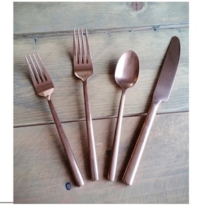 Vaisselle jetable haut de gamme en acier inoxydable or rose avec bord droit, ensemble de repas moderne pour restaurants, mariages et cadeaux. - Product Image 1