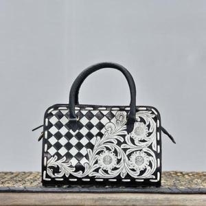 Bolso de Mano de Cuero de Lujo con Diseño de Cuadros Blancos y Negros y Bordado Floral - Product Image 2