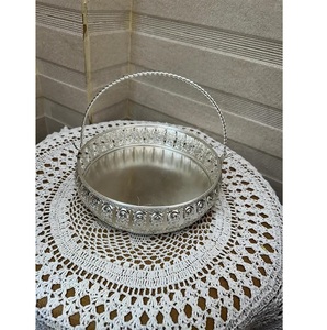 Bandeja Redonda Plateada de Diseño con Asa, Plato Decorativo para Servir en Restaurantes, Hoteles o Decoración del Hogar - Product Image 4