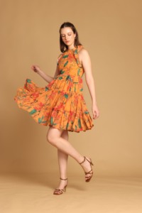 Robe légère évasée de haute qualité pour femmes, imprimé lotus jaune, tenue de plage pour les vacances d'été, disponible en gros - Product Image 3