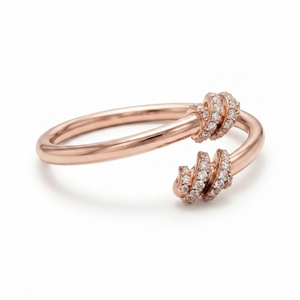 แหวนทองคำโรสโกลด์ 18K แบบ Bypass Cuff ประดับเพชรเพาะเลี้ยง 0.166 กะรัต น้ำหนัก 3.35 กรัม ทองคำแท้ ดีไซน์เรียบหรู ทันสมัย เหมาะสำหรับงานแต่งงานและงานหมั้น - Product Image 2