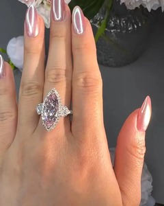 Bague en or massif 10K-18K avec trois diamants de laboratoire rose fantaisie de 5 carats, taille marquise, accents en forme de cœur et design halo vintage - Product Image 2