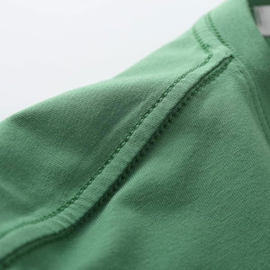 Camiseta Esencial para Hombre, Lisa, con Material Ultra Suave para un Estilo Cómodo y Relajado para el Día a Día, 100% Algodón - Product Image 6