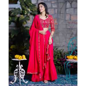 Ensemble de lehenga de mariage en satin rose taille XS Noor, coupe ajustée, avec blouse brodée à manches longues - Product Image 5